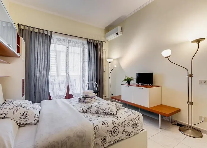 Karolina's Home, 2-bdr At Vatican Рим